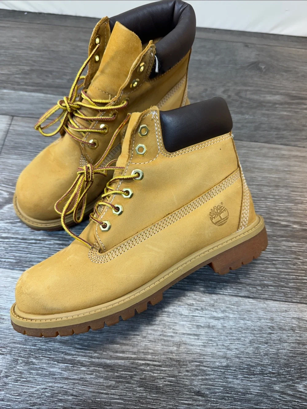 Timberland Wheat Nubuck Boots youth size 3 US/35EU (h16)